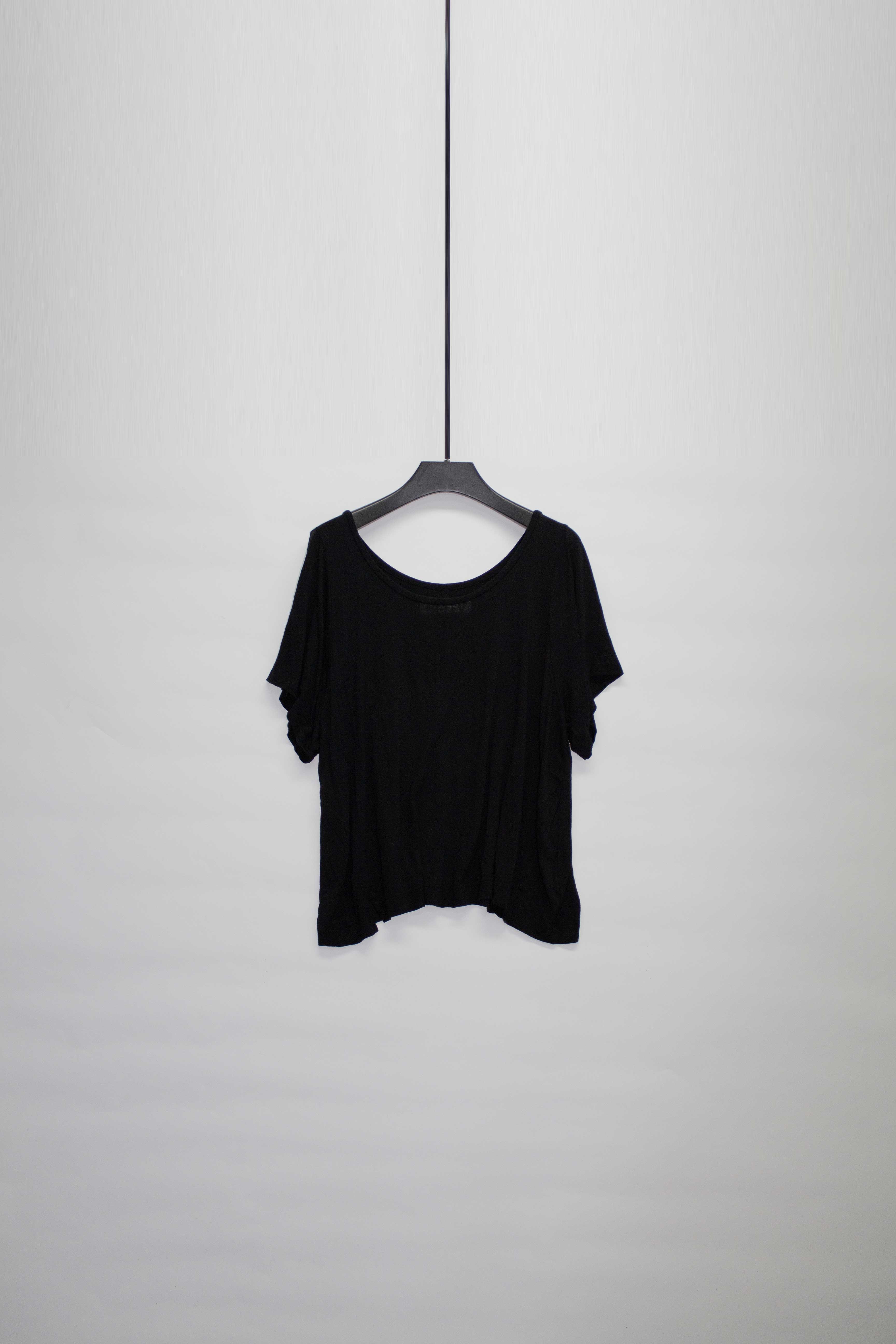 Deep Round Neck T-Shirt - NELLY JOHANSSON