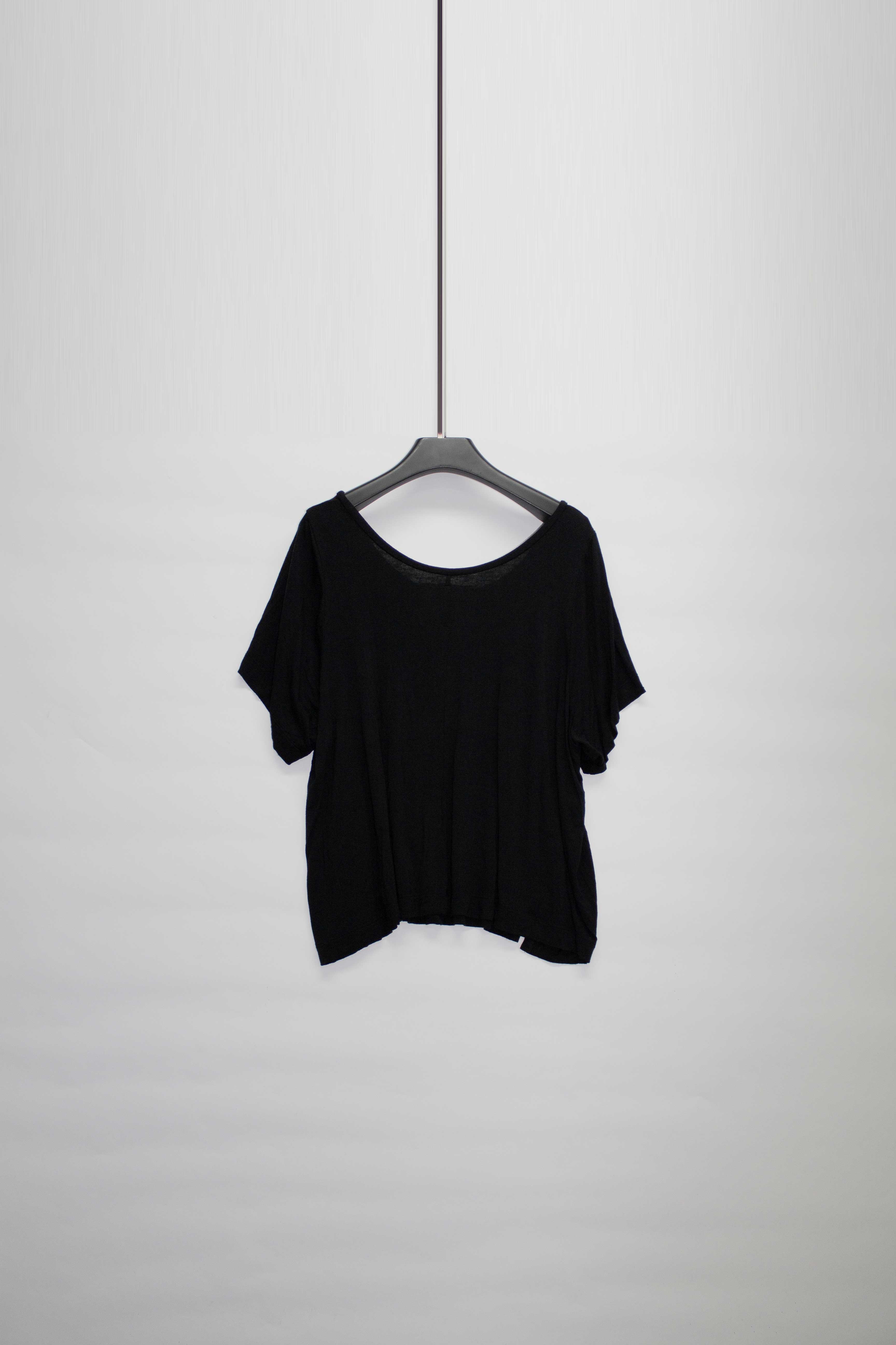 Deep Round Neck T-Shirt - NELLY JOHANSSON