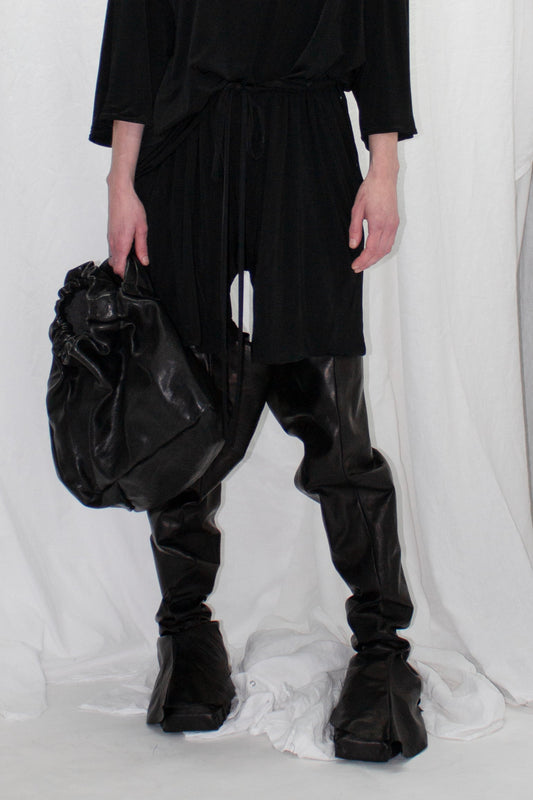 NELLY JOHANSSON 2023–24 collection: black leather bag with wide leather trousers 41