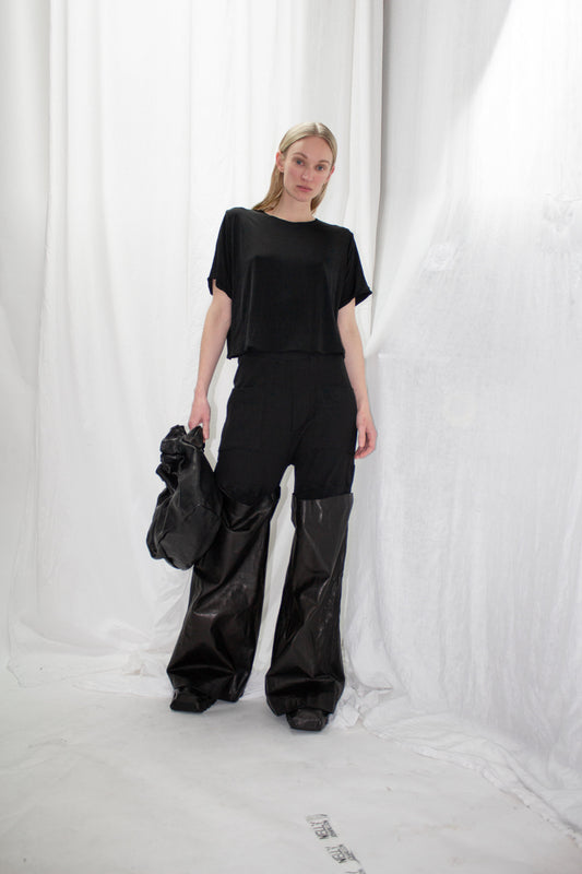 NELLY JOHANSSON 2023–24 collection: black t-shirt with black leather trousers and a bag 45