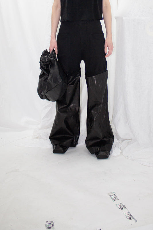 NELLY JOHANSSON 2023–24 collection: black top with a leather bag and wide trousers 50